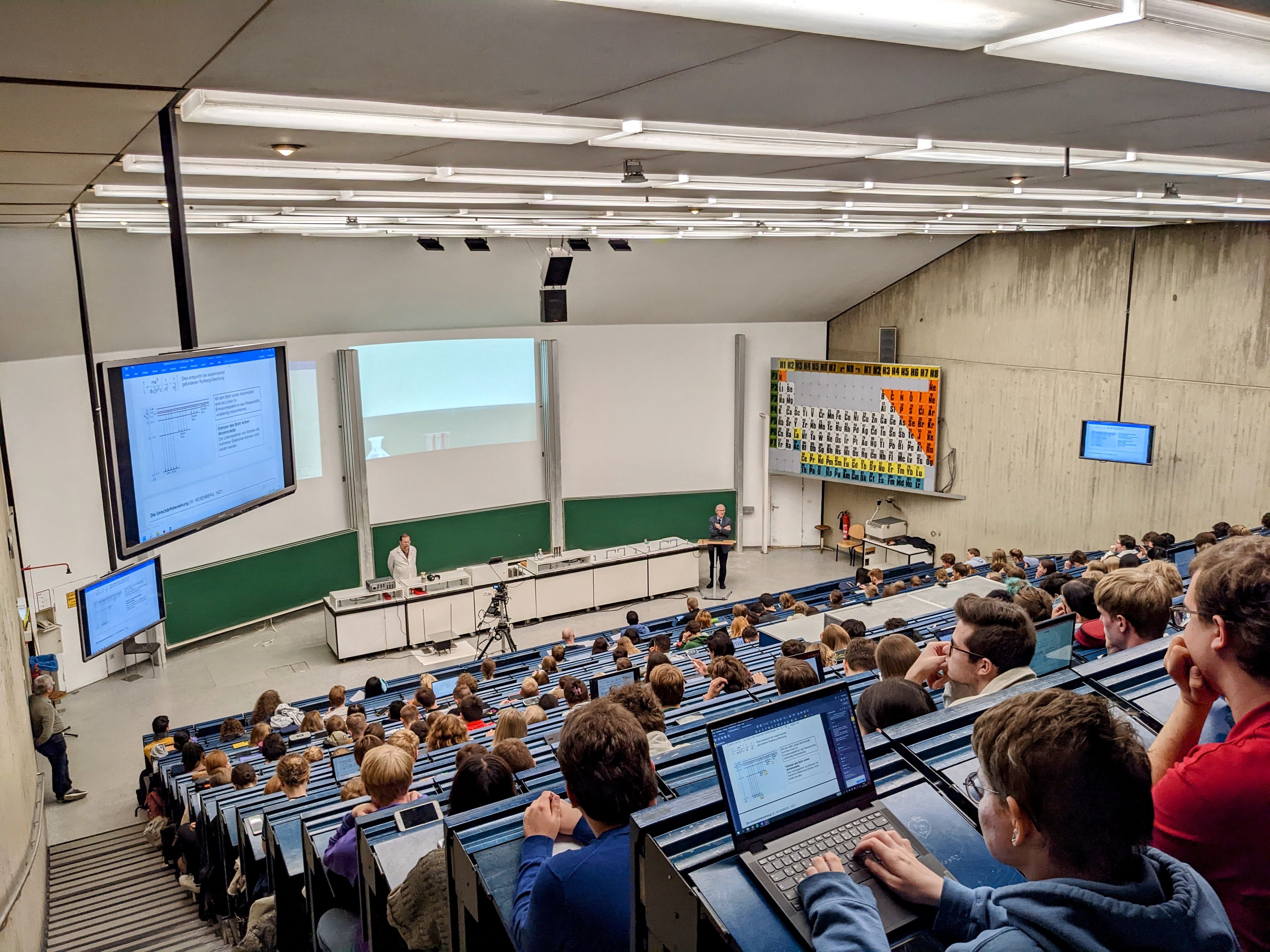 Hörsaal-Chemische-Institute-links