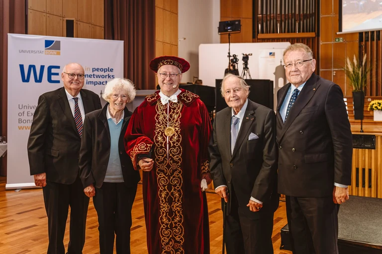 Verleiung der Universitätsmedaille 2025 - (v.l.) Prof. Dr. Wolfgang Löwer, Prof. Dr. Dr. h.c. Sigrid Peyerimhoff, Prof. Dr. Dr. h.c. Michael Hoch, Prof. Dr.-Ing. Klaus Borchard und Prof. Dr. Dieter Engels.